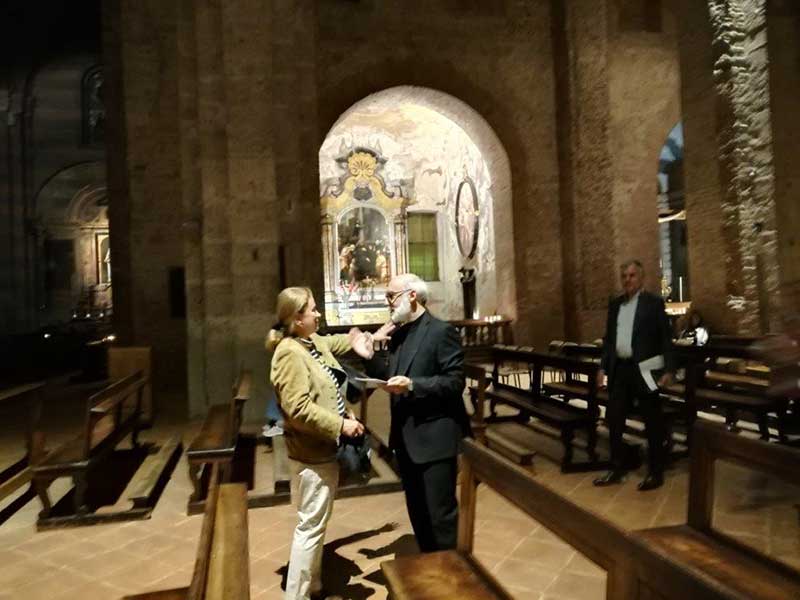 La Presidente dell'Associazione per MITO Onlus con il Maestro Ghielmi nella Basilica di San Simpliciano. Ph: Giovanna Rivera